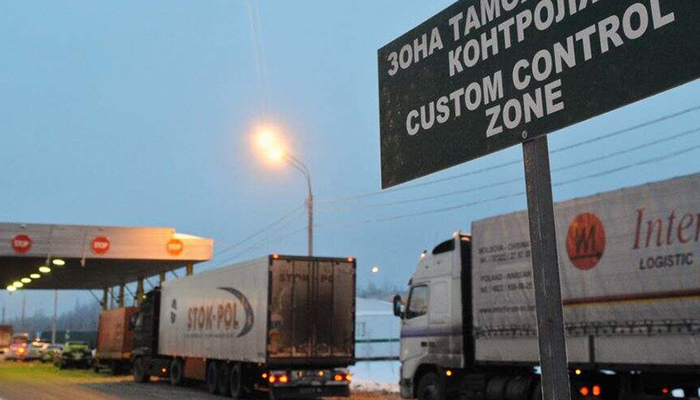 Сотрудникам таможни могут разрешить проверку большегрузов